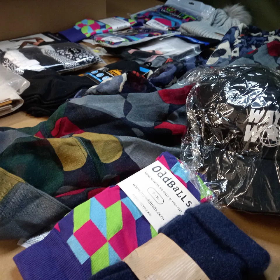 LOT OF APPROX. 20 ASSORTED CLOTHING ACCESSORIES  IN VARYING SIZES/COLOURS/STYLES TO INCLUDE: BOXERS, SOCKS, SCARFS