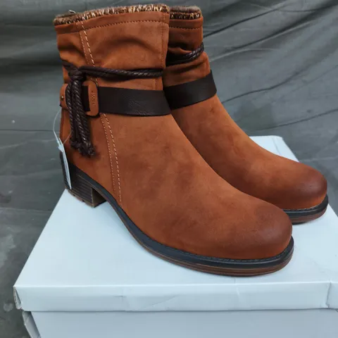 E SHOES BY EMMA STOCKHOLM CAMEL ANKLE BOOTS β UK 8