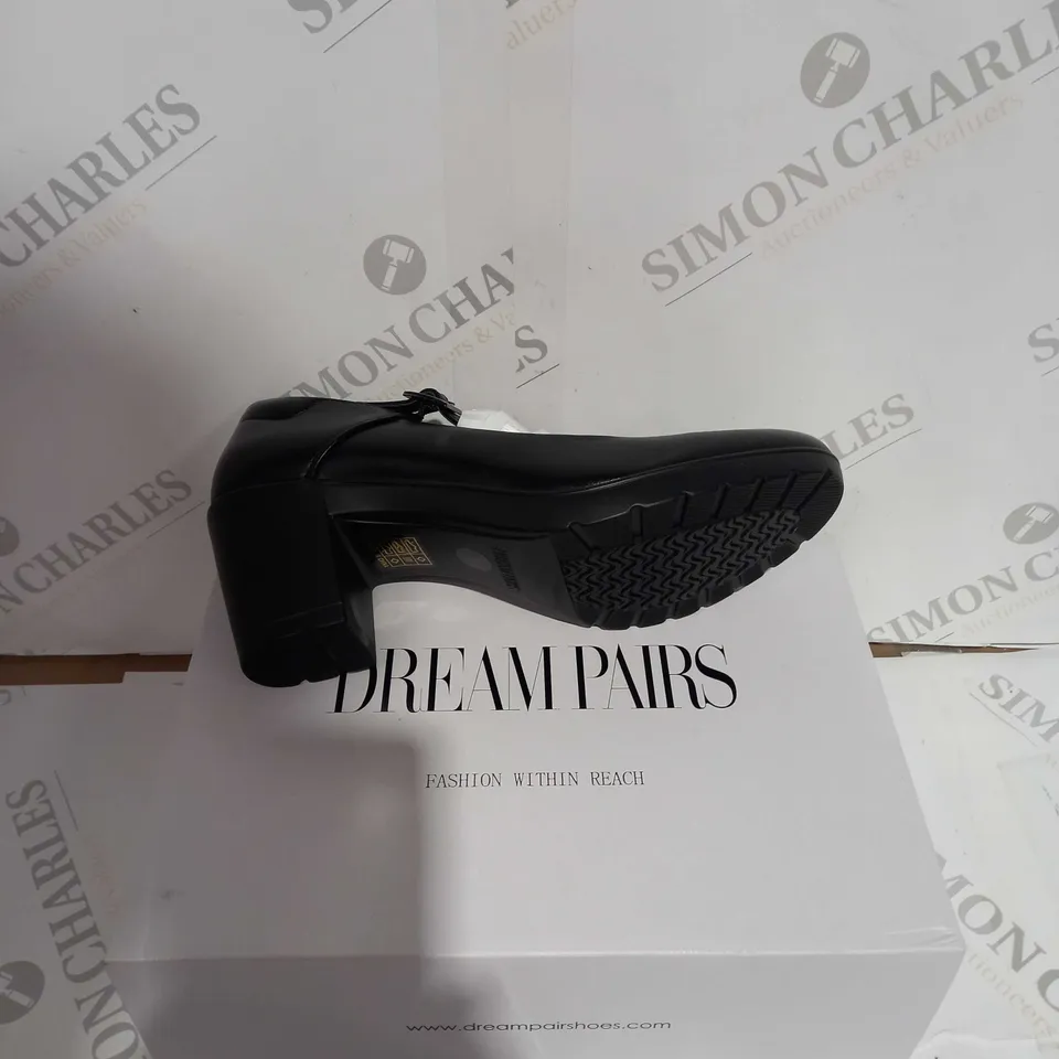 BOXED PIAR OF DREAM PAIR WOMENS BLOCK HEEEL IN BLACK SIZE 8