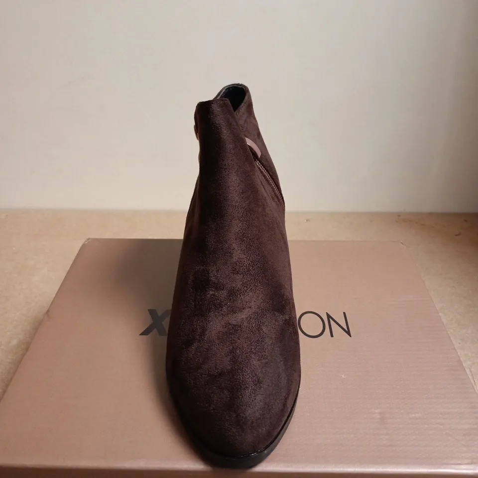 BOXED PAIR OF XY LONDON BROWN SYNTHETIC LEATHER ANKLE BOOTS – UK 7