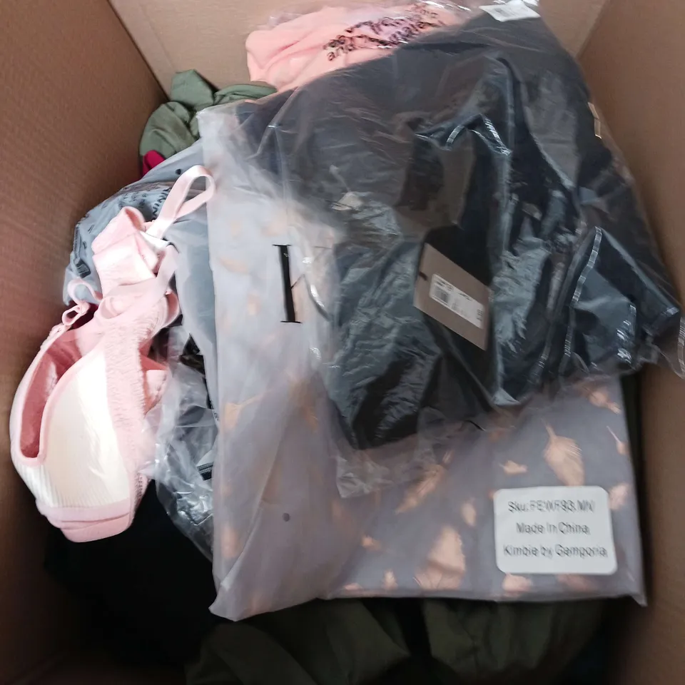 APPROXIMATELY 20 ASSORTED CLOTHING ITEMS IN VARIOUS SIZES AND STYLES TO INCLUDE - JUMPSUIT, JEANS, JACKET, ETC