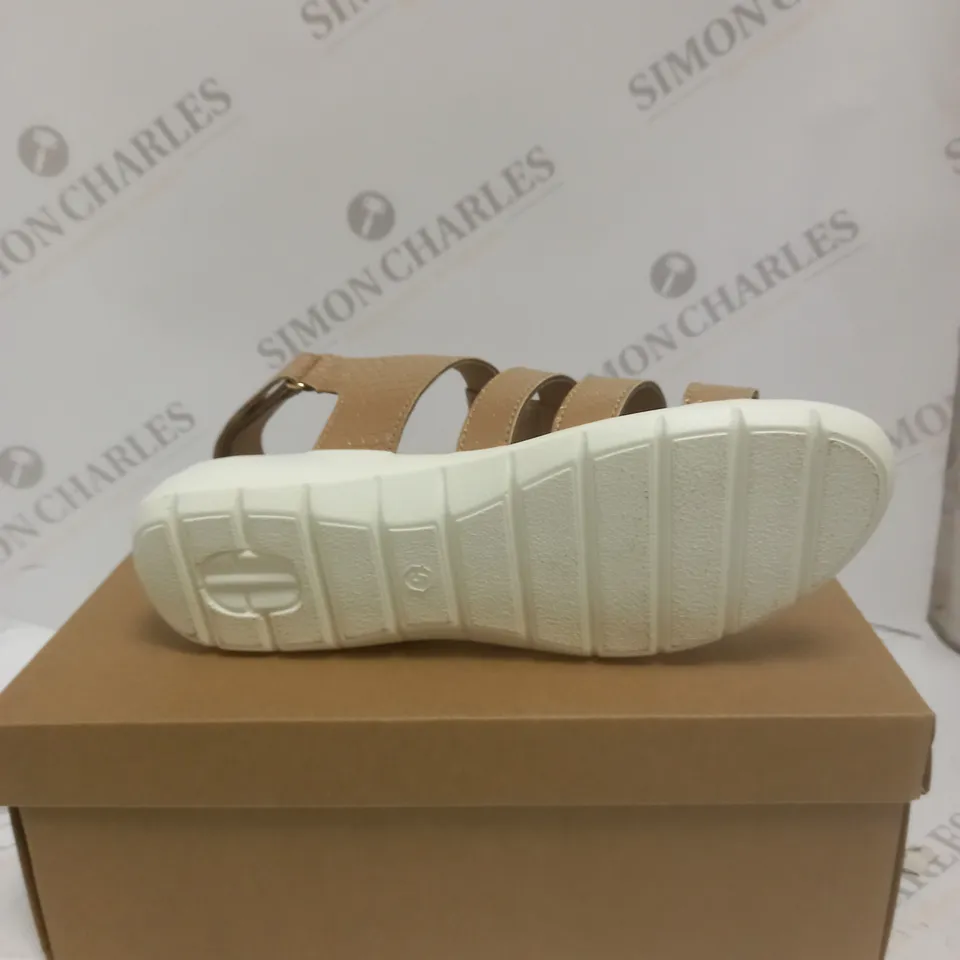 BOXED PAIR OF CUSHION WALK ONE TOUCH CLOSE SANDALS IN TAN - SIZE 5