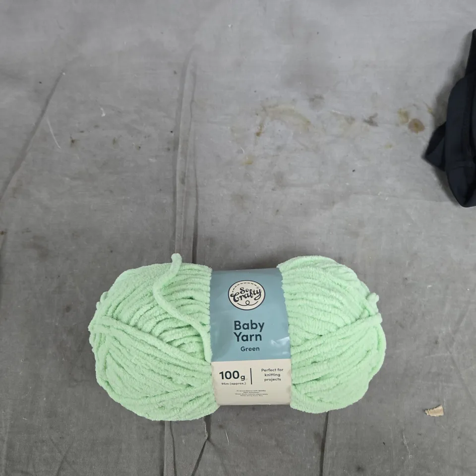 BOX OF APPROXIMATELY 15 ASSORTED ITEMS TO INCLUDE: YARN AND KNEEPADS