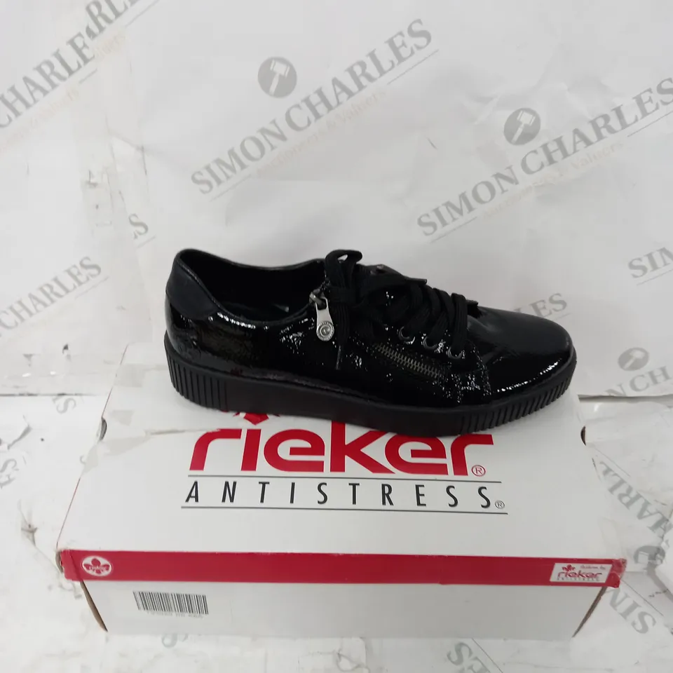 BOXED PAIR OF RIEKER TRAINERS WITH ZIP IN BLACK UK SIZE 6.5