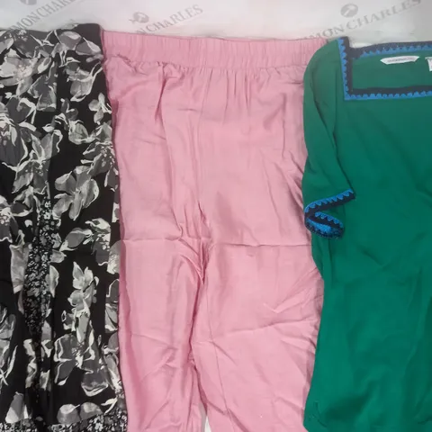 BOX OF APPROXIMATELY 15 ASSORTED CLOTHING AND FASHION ITEMS IN VARIOUS STYLES AND SIZES TO INCLUDE ISAACMIZRAHI LIVE, FRANK USHER, ETC
