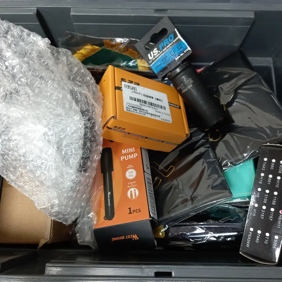 APPROXIMATELY 10 ASSORTED CAR PARTS & ACCESSORIES TO INCLUDE CAR LED BULBS, WEST BIKING MINI PUMP, SOXKET WRENCH, ETC