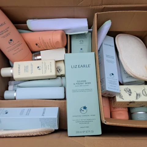 LOT OF APPROXIMATELY 18 ASSORTED LIZ EARLE HEALTH AND BEAUTY ITEMS 