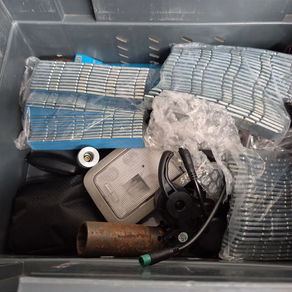 TOTE OF APPROXIMATELY. 10 ASSORTED CAR ITEMS TO INCLUDE CAR LIGHTS , BIKE LOCKS , PHONE HOLDERS 