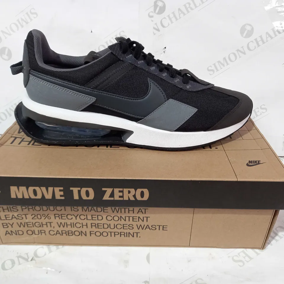 BOXED PAIR OF NIKE AIR TRAINERS IN BLACK/GREY UK SIZE 11