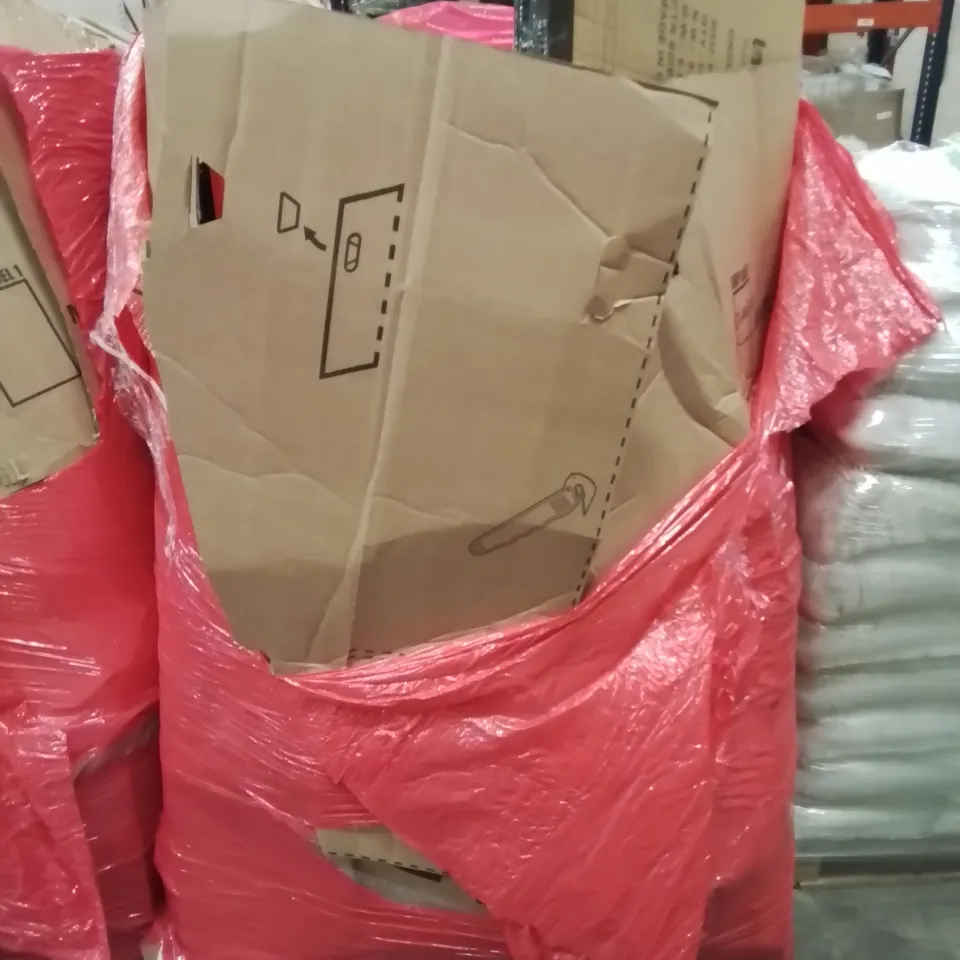 MIXED PALLET CONTAINING VARIOUS BOXED HOUSEHOLD ITEMS TO INCLUDE, IN LINE SKATES, GRASS SPRINKLER, LOTS MORE UNMARKED BOXED ITEMS 