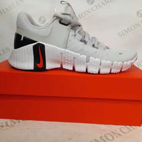 BOXED PAIR OF NIKE FREE METCON 5 SHOES IN GREY UK SIZE 3.5