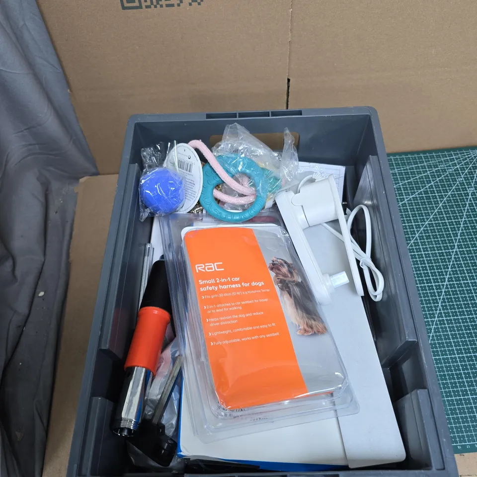 TOTE OF APPROXIMATELY 15 ASSORTED ITEMS TO INCLUDE: NYLON PARACORD 