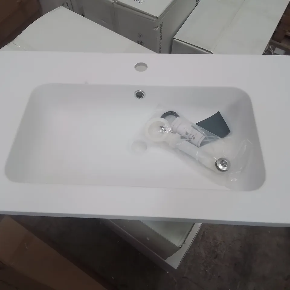 RESIN BASIN IN MATT WHITE - 810MM