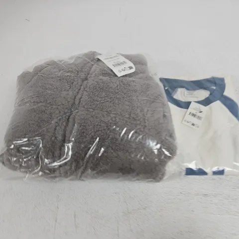 APPROXIMATELY 4 ASSORTED CLOTHING ITEMS IN VARIOUS SIZES, COLOURS & STYLES TO INCLUDE CROPPED FIT GRAPHIC TEE, THE MOTHER PUFFER SHERPA JACKET, ETC