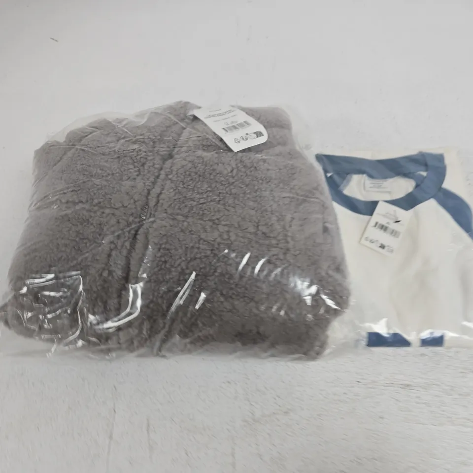 APPROXIMATELY 4 ASSORTED CLOTHING ITEMS IN VARIOUS SIZES, COLOURS & STYLES TO INCLUDE CROPPED FIT GRAPHIC TEE, THE MOTHER PUFFER SHERPA JACKET, ETC
