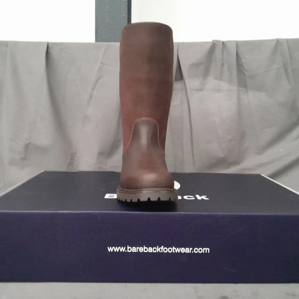 BOXED PAIR OF BAREBACK QUEBEC WATERPROOF MID CALF BOOTS IN BROWN UK SIZE 4