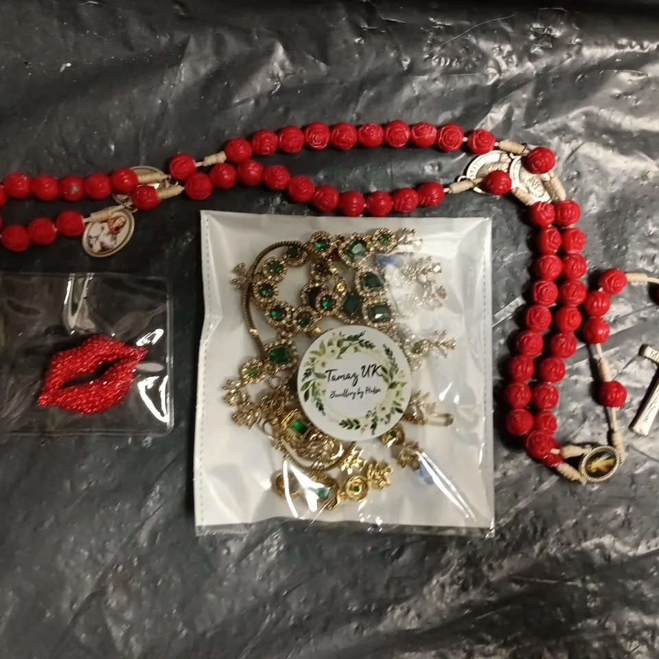 APPROXIMATELY 15 ASSORTED JEWELLERY ITEMS IN VARIOUS STYLES