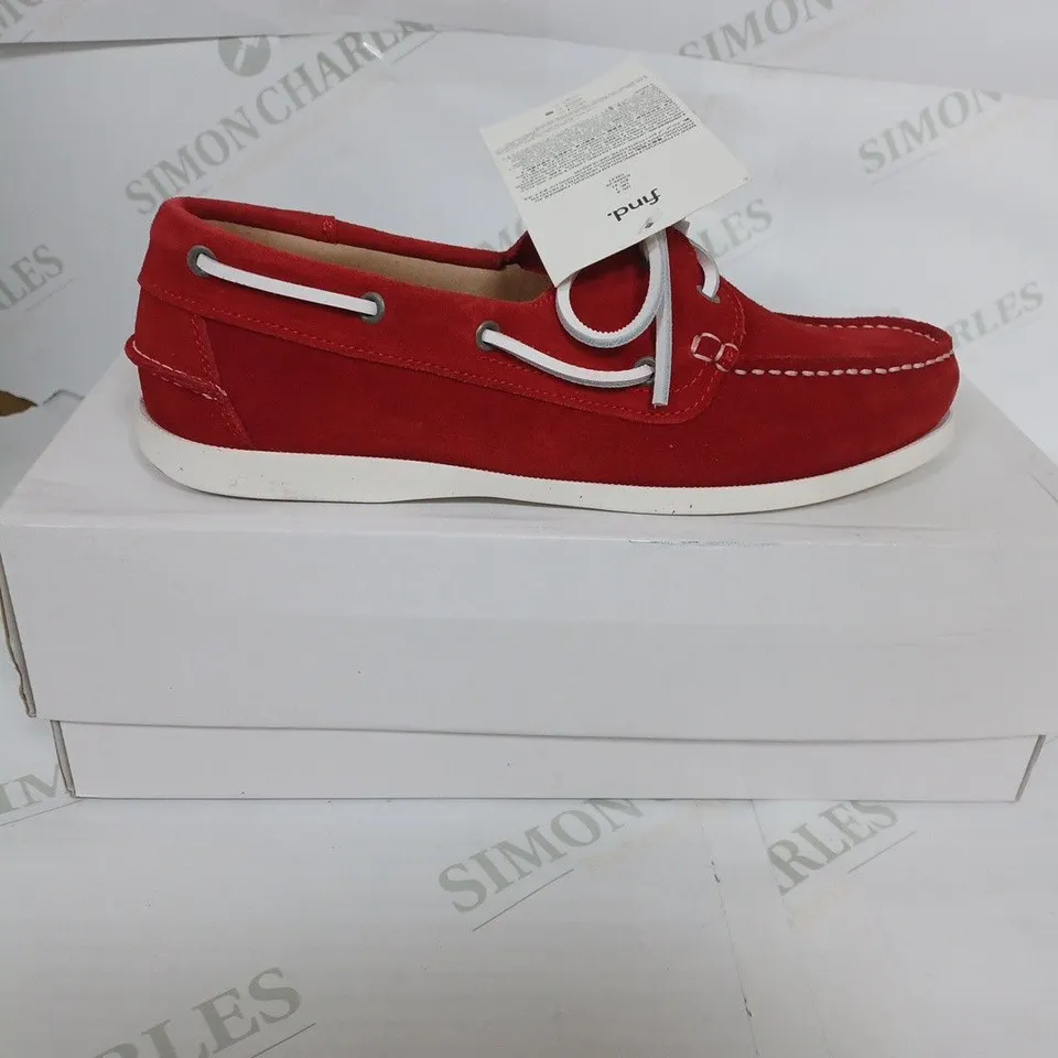BOXED MENS BOAT SHOES IN RED SIZE 41