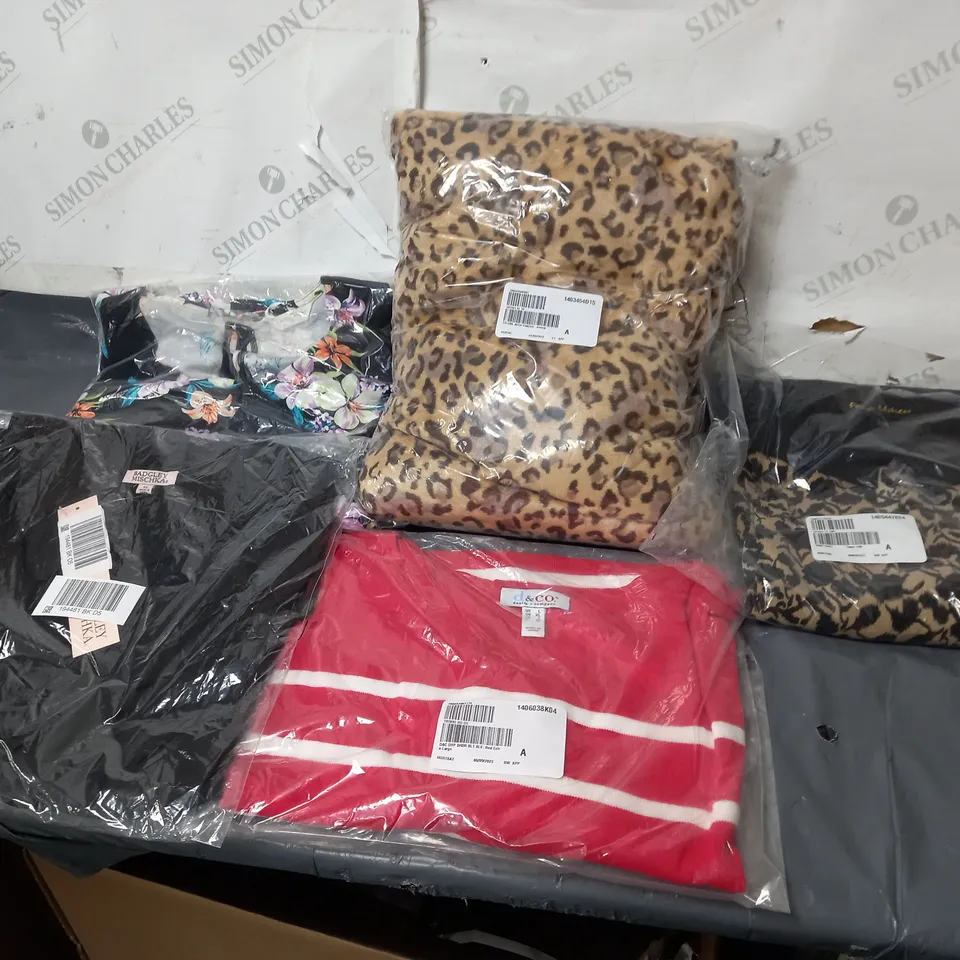 APPROXIMATELY 12 LADIES CLOTHING ITEMS. VARIOUS SIZE, COLOURS AND STYLES