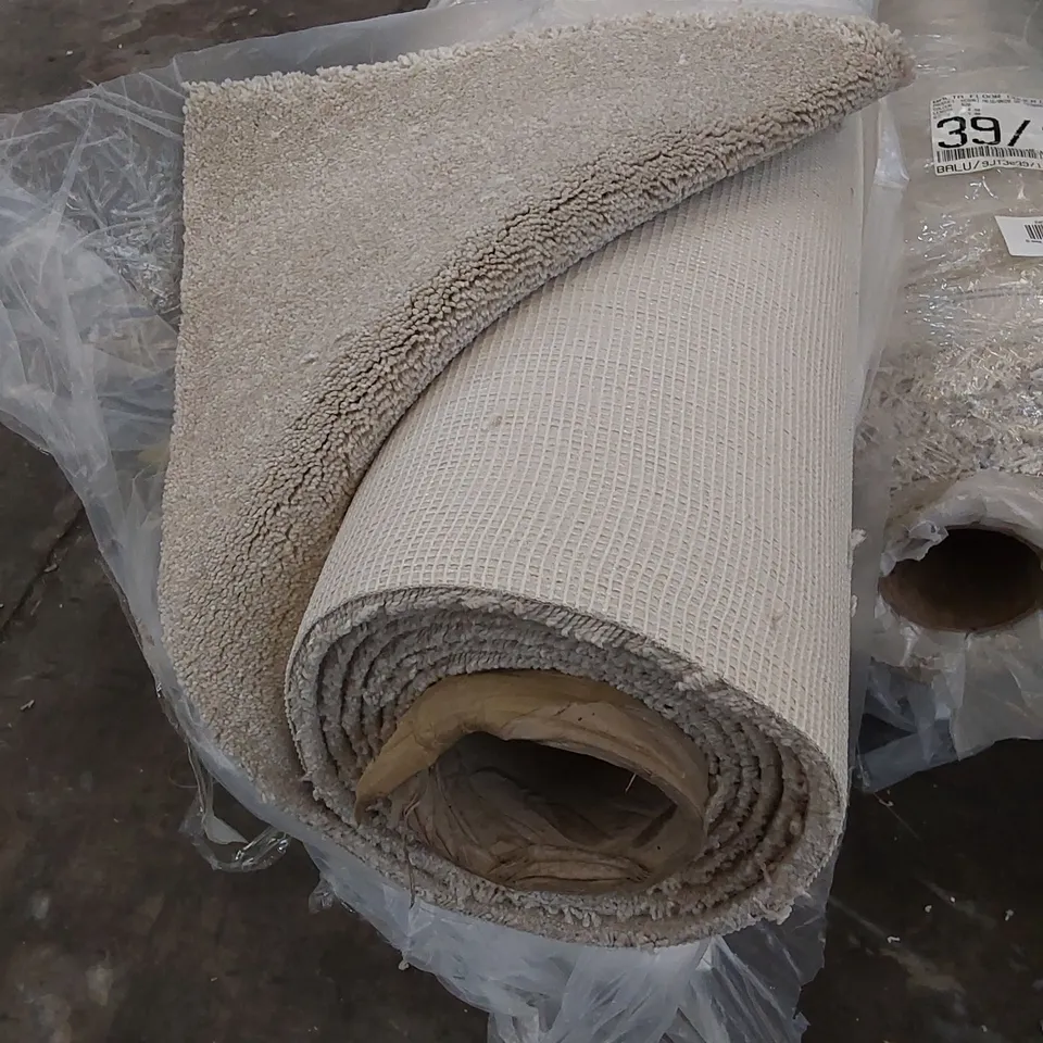 ROLL OF QUALITY ENDLESS CHARM CARPET // SIZE: APPROX. 5 X 3.2m
