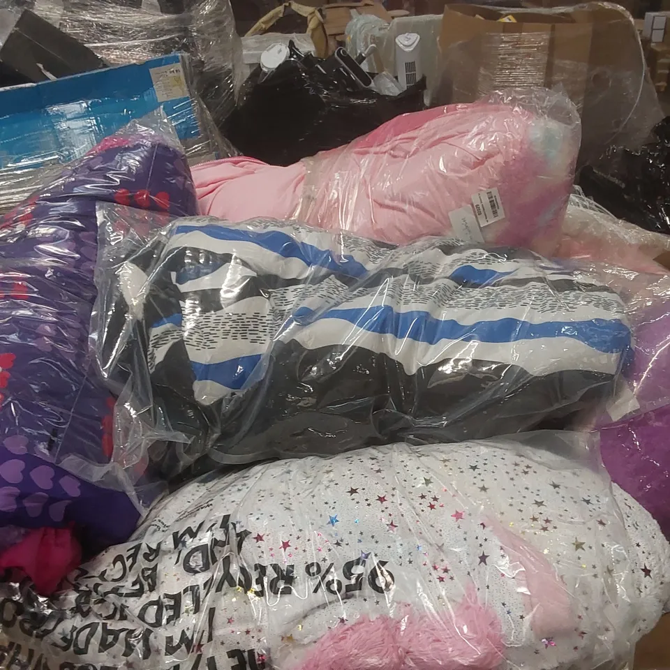 PALLET CONTAINING A VERY LARGE QUANTITY OF ASSORTED HAPPY NAPPERS KIDS SLEEPING BAGS