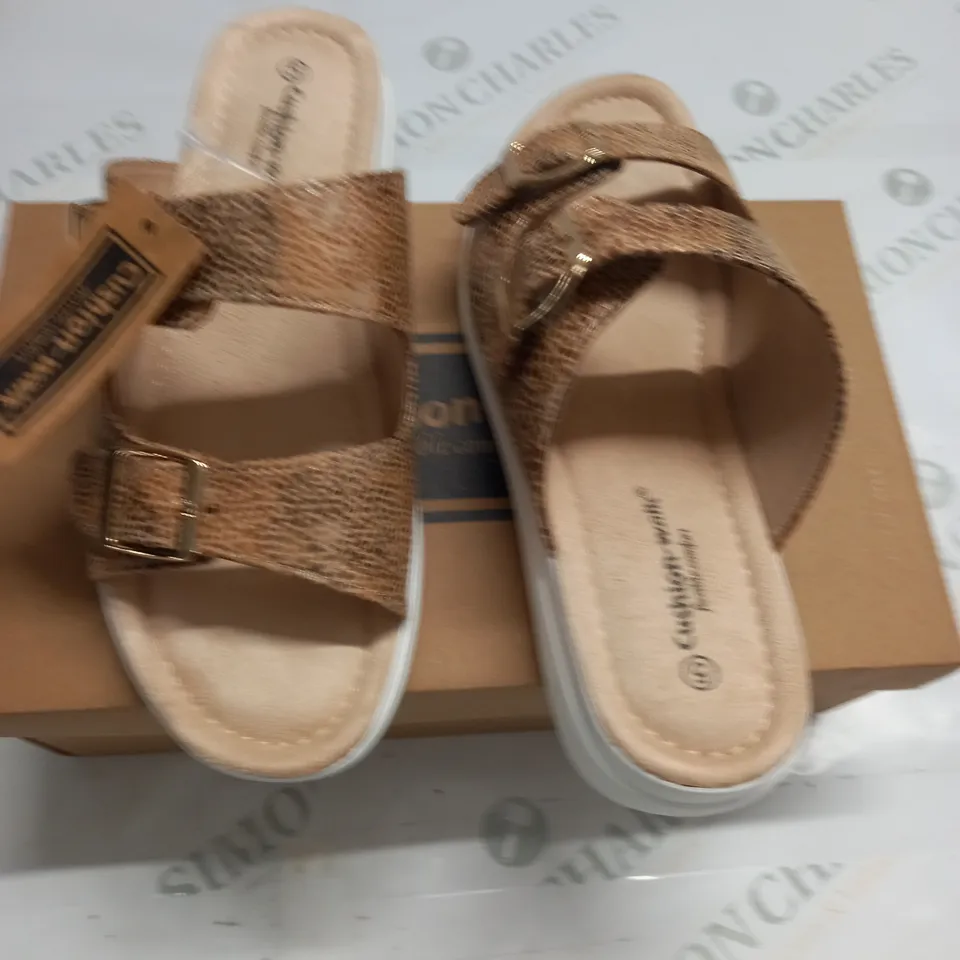 BOXED PAIR OF CUSHION WALK STRAPPY SANDALS IN GOLD - 5