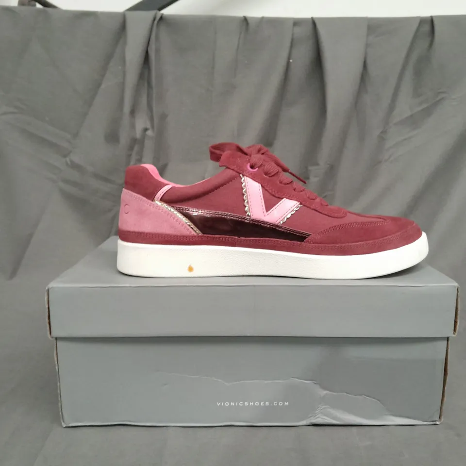 BOXED PAIR OF VIONIC ESSENCE MYLIE TRAINERS IN BURGUNDY SIZE 7 