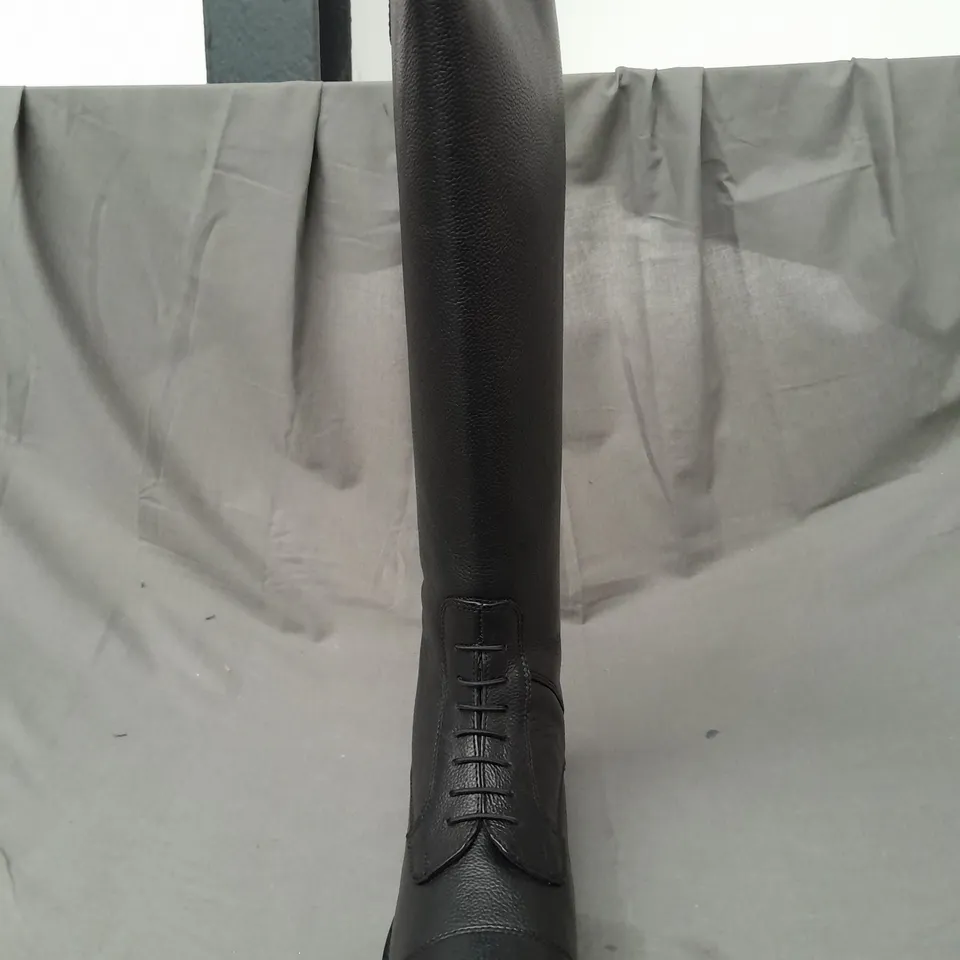 BOXED PAIR OF RHINEGOLD ELITE LUXUS LEATHER LACED RIDING BOOTS IN BLACK SIZE 8