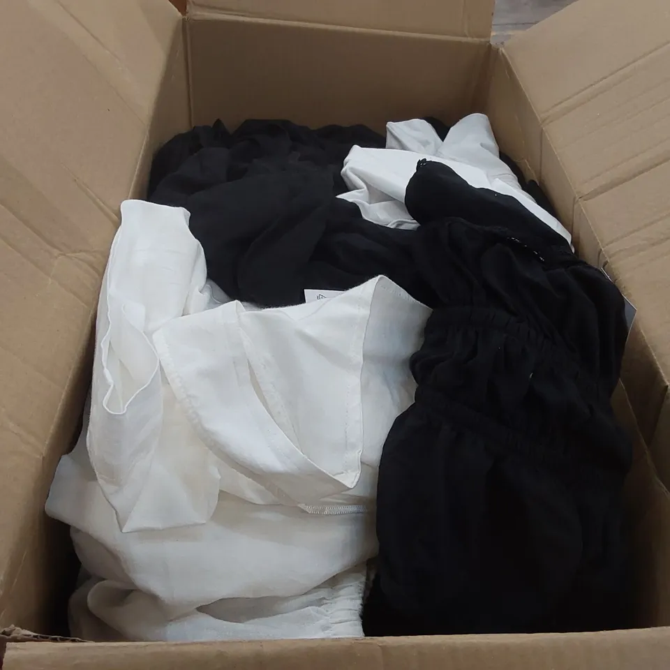 PALLET CONTAINING A WIDE RANGE OF BRAND NEW PRODUCTS TO INCLUDE ITEMS SUCH AS: ARCH DESK MIRRORS, MUGS, CAR AIR FRESHENERS, EAR BUD CASES, CLOTHING ECT