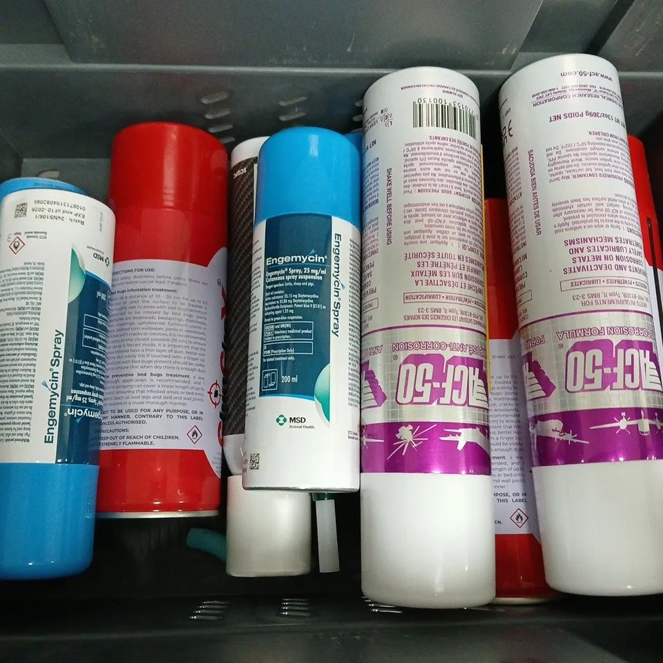 APPROXIMATELY 13 ASSORTED AEROSOLS TO INCLUDE CHINCHEX SPRAY, LYNX ICE CHILL, BPERFECT TAN STUDIO, ETC - COLLECTION ONLY