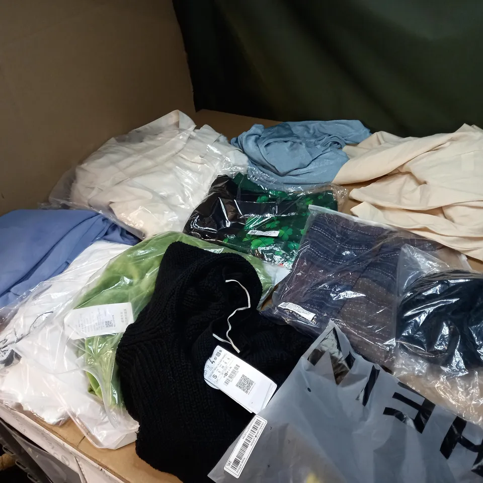 LOT OF APPROX 20 ASSORTED CLOTHING ITEMS TO INCLUDE JUMPERS, JEANS AND T-SHIRTS