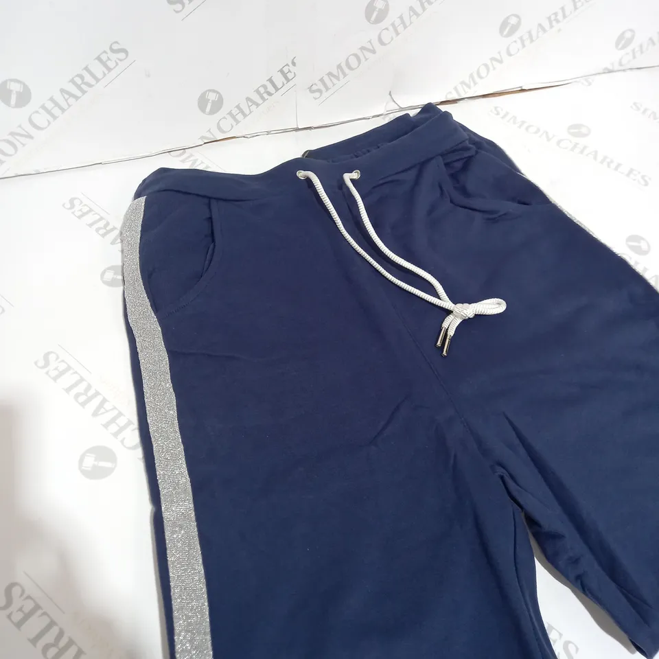 BOX OF CLOTHING ITEMS TO INCLUDE 5 X NAVY JEANS WITH ROSE GOLD ZIPS & 5 X NAVY JOGGING BOTTOMS WITH SILVER STRIPES 