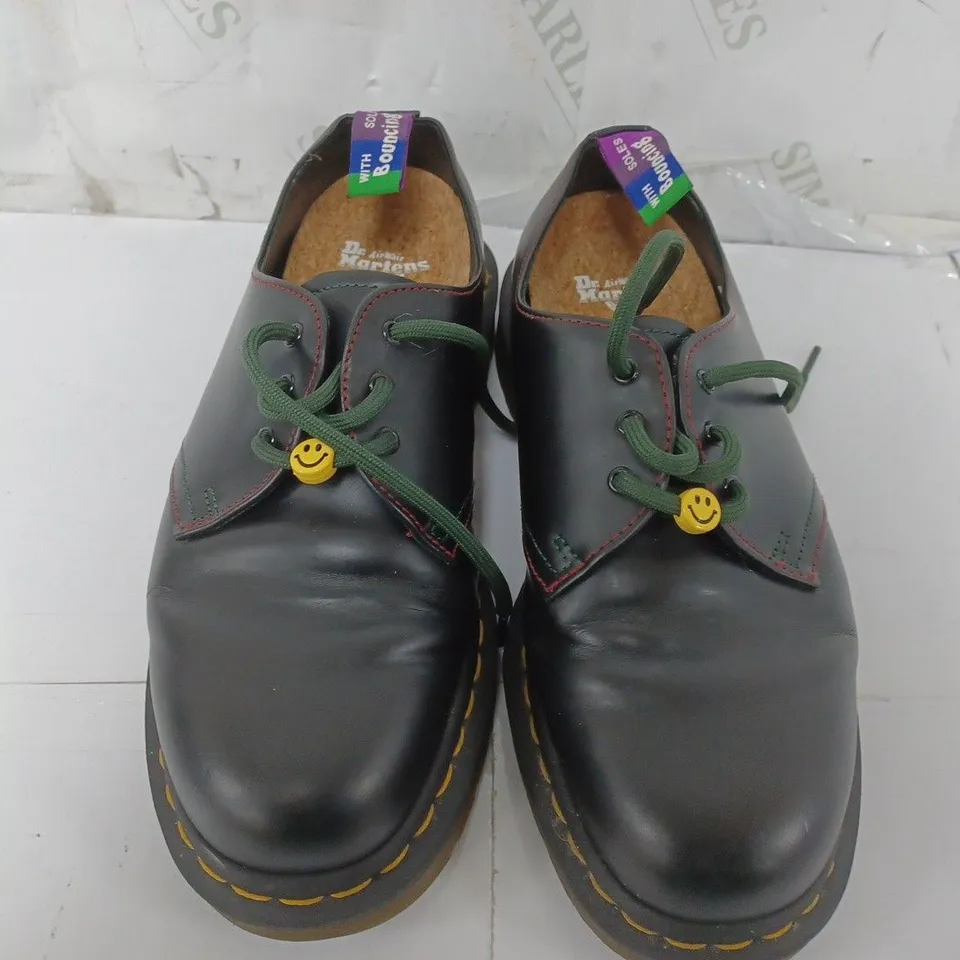 PAIR OF DR. AIRWAIR MARTENS THE ORIGINAL SHOES IN BLACK - UK 7