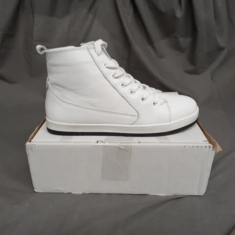 ADESSO LEATHER HIGH TOP TRAINER IN WHITE SIZE 7