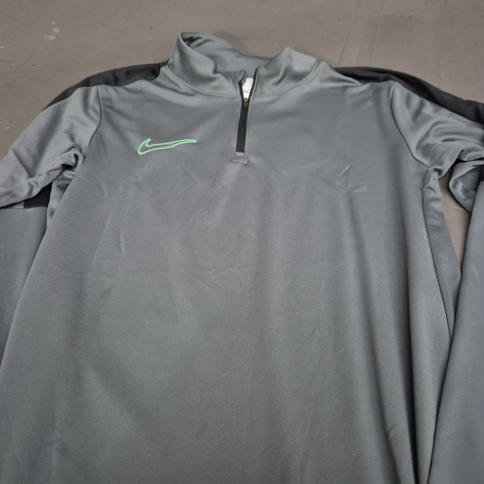 NIKE DRI FIT LIGHT GREY QUARTER ZIP - SIZE SMALL