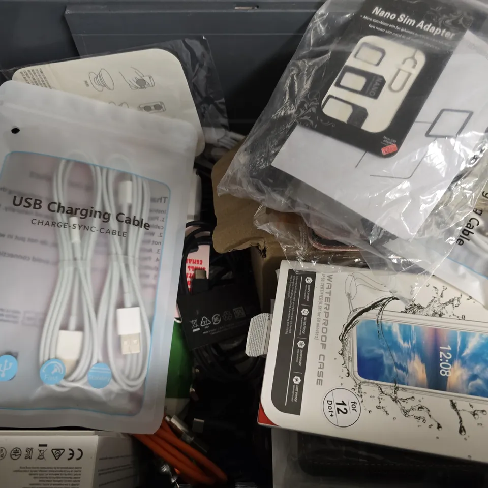 APPROXIMATELY 8 ASSORTED ELECTRICAL PRODUCTS TO INCLUDE POWER BANKS , STORAGE STAND , SMALL DESK SPEAKER , ETC 