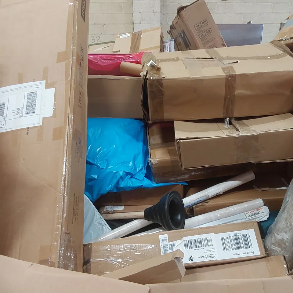 PALLET OF ASSORTED ITEMS INCLUDING: RETRACTABLE SAFETY GATE, AQUARIUM LIGHT, MATS, MOBILITY STEP STOOL ECT