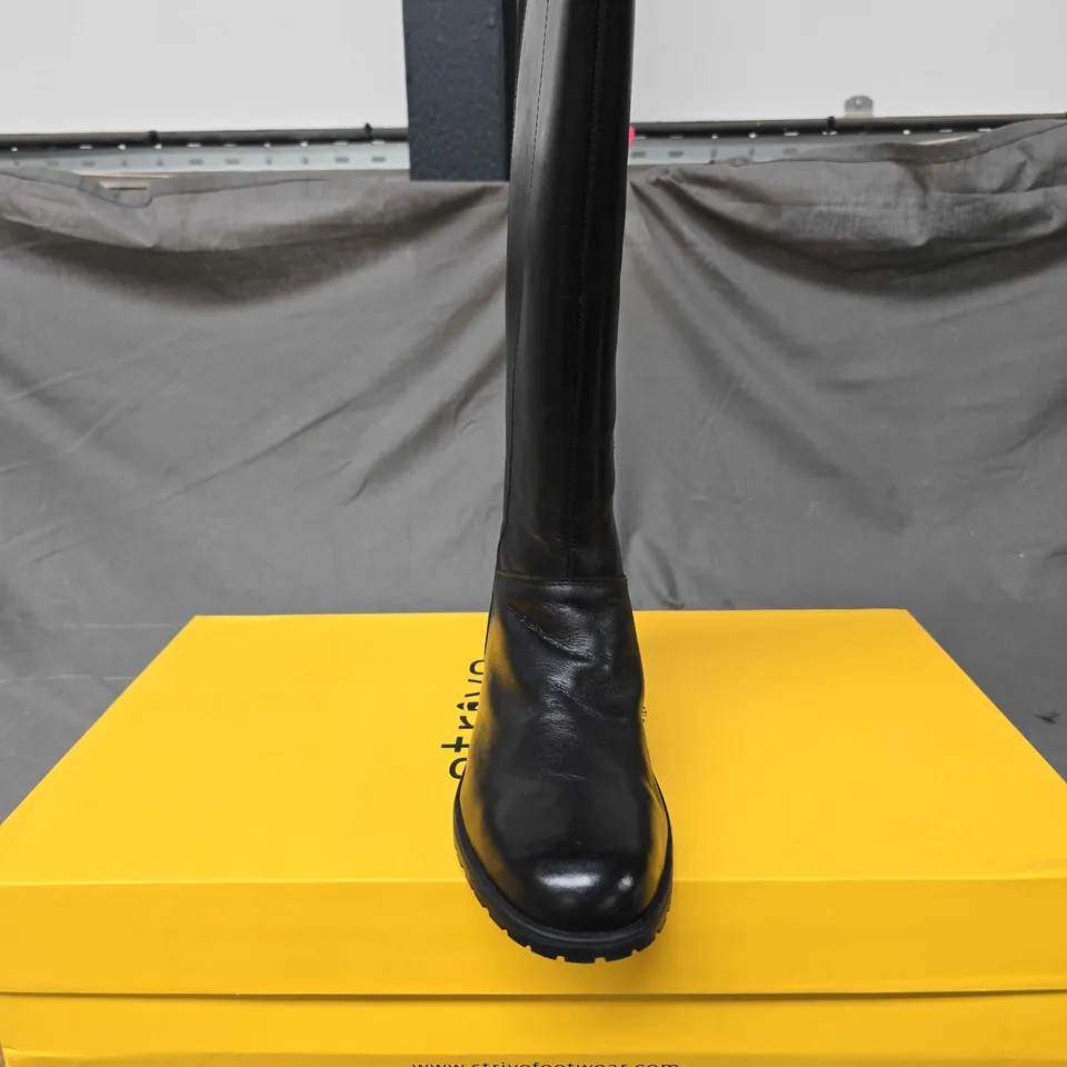 BOXED PAIR OF STRIVE BLOOMSBURY BOOTS IN BLACK - 7