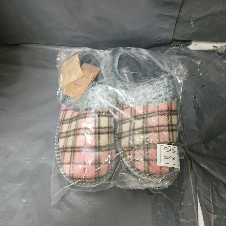 10 BAGGED DUNLOP PINK SLIPPERS - 5/38