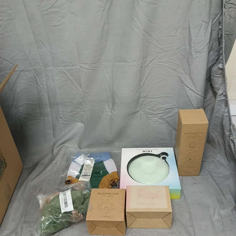 APPROXIMATELY 10 ITEMS OF VARIOUS HOME AND CHILDREN'S ITEMS  INCLUDING BRANDS SUCH AS SUNNY LIFE LIE WOOD AND MUSICAL PULL YET .