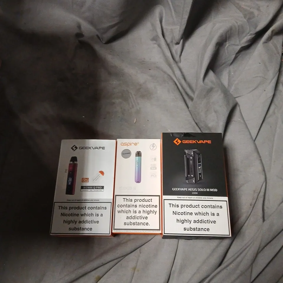 APPROXIMATELY 25 ITEMS INCLUDING ASSORTED VAPING KITS AND ACCESSORIES (GEEKVAPE, ASPIRE) – BOXED DEVICES
