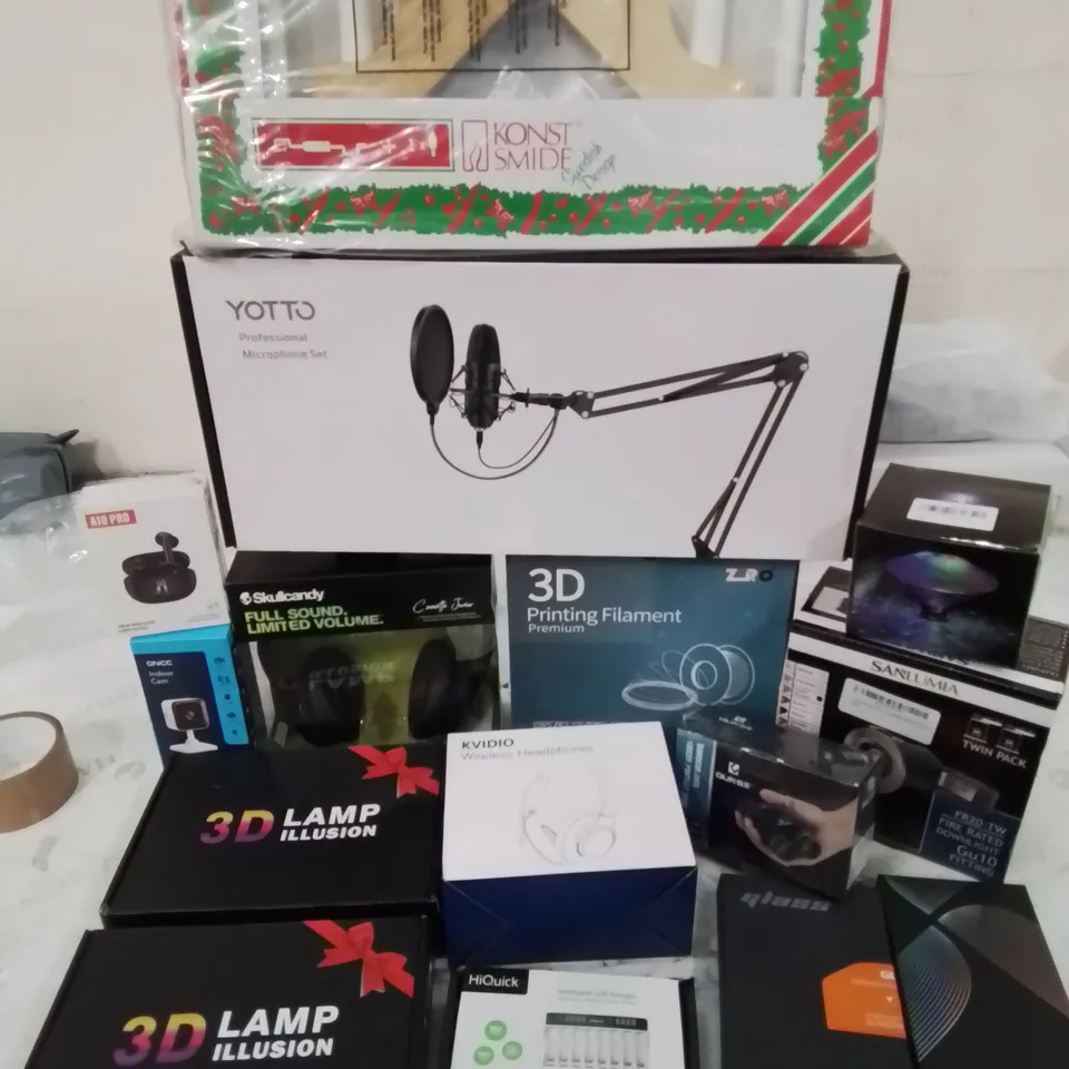 BOX CONTAINING LARGE NUMBER OF BOXED ELECTRONIC GOODS TO INCLUDE: CHRISTMAS CANDLE LIGHTS, HEADPHONES, PHONE CASES, BINOCULARS, SPOTLIGHTS, INDOOR CAMERA AND LOTS MORE.