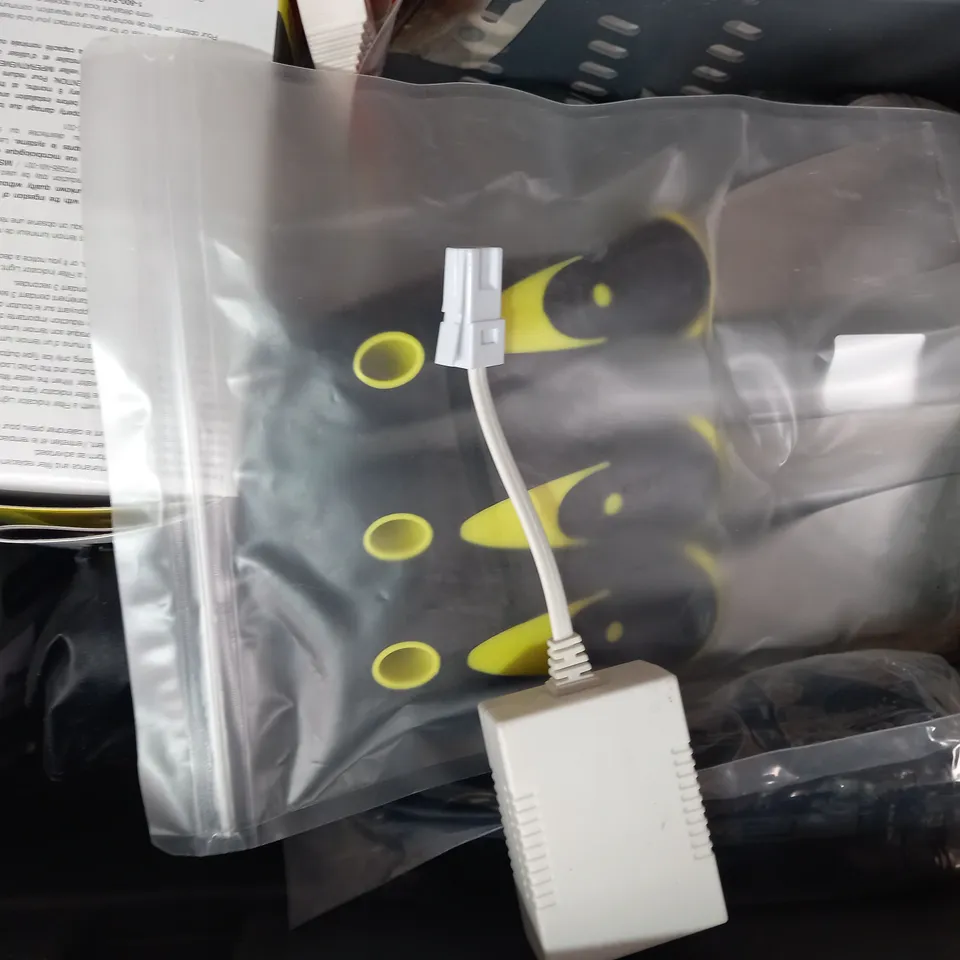 LOT OF APPROXIMATELY 10 ASSORTED HOUSEHOLD ITEMS TO INCLUDE WIRELESS DOORBELL, VALUE MAX STAPLE GUN, FURNITURE TOUCH-UP MARKERS, ETC