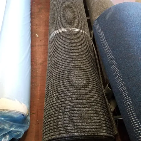 ROLL OF QUALITY LOOP PILE CARPET IN BLACK/WHITE - SIZE UNSPECIFIED
