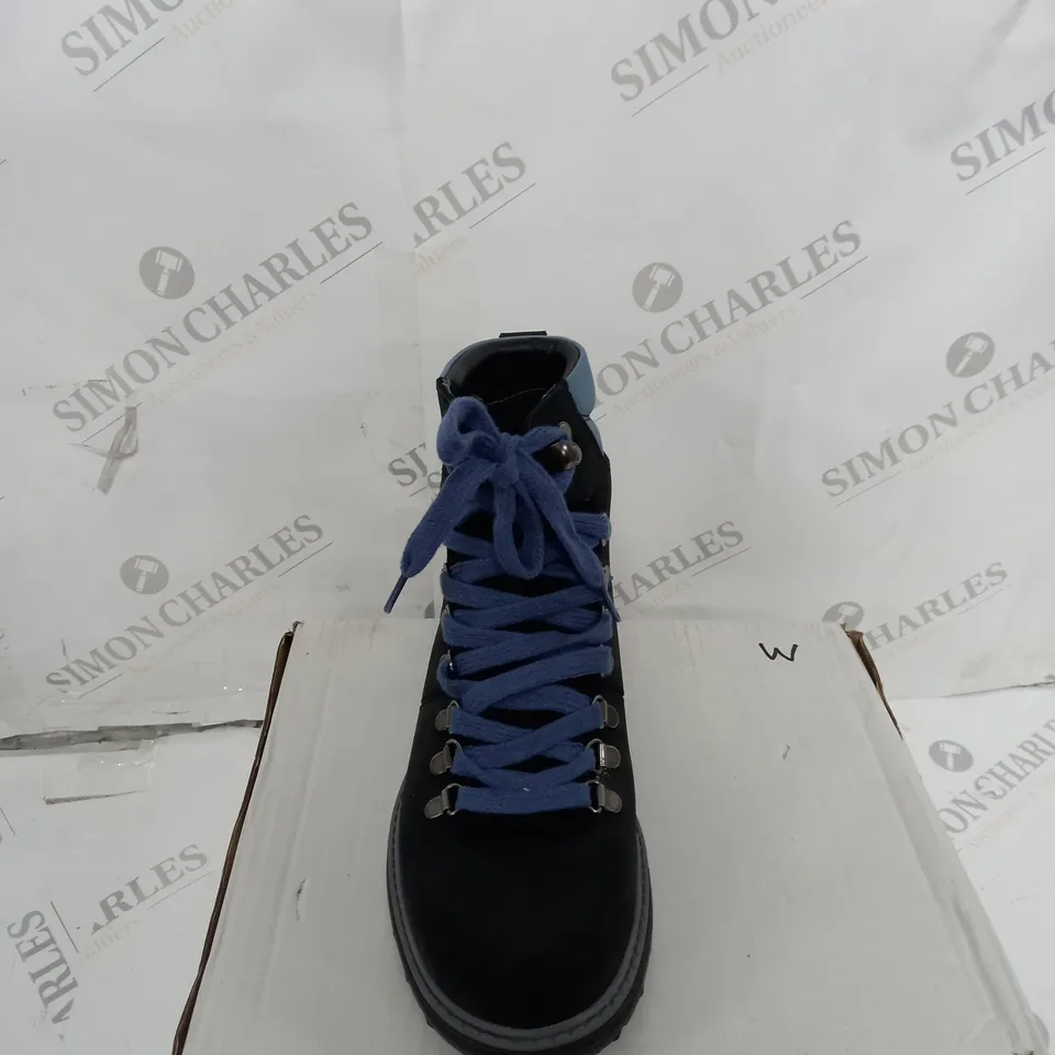 BOXED PAIR OF ADESSO WATERPROOF WALKING BOOTS SIZE 5