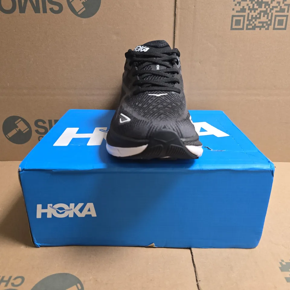 BOXED PAIR OF HOKA CLIFTON 9 TRAINERS IN BLACK/WHITE SIZE UK 7