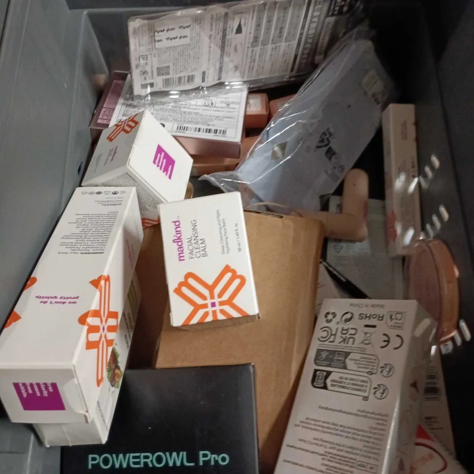 APPROXIMATEY 20 ASSORTED HEALTH AND BEAUTY PRODUCTS TO INCLUDE - RCMA MAKE UP PALETTE - BAYLIS & HARDING HAND AND BODY LOTION AND MADKIND FACE SERUM