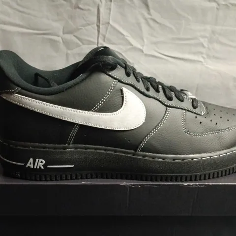 BOXED PAIR OF NIKE AIR FORCE 1 LOW SNEAKERS – BLACK/WHITE - UK SIZE 11