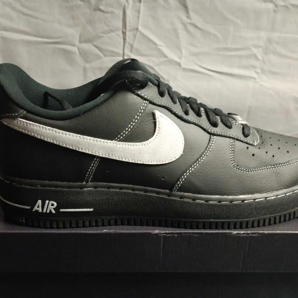 BOXED PAIR OF NIKE AIR FORCE 1 LOW SNEAKERS – BLACK/WHITE - UK SIZE 11