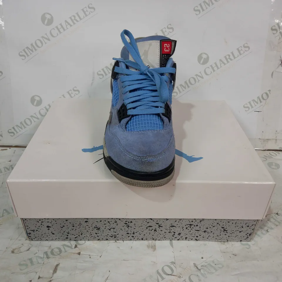 BOXED PAIR OF AIR JORDAN 4 RETRO SHOES IN BLUE/GREY UK SIZE 6